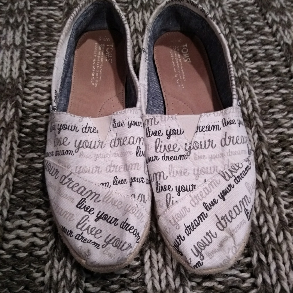 Live your dream TOMS 9.5